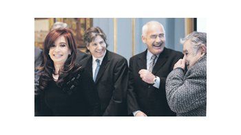 ámbito.com | Cristina de Kirchner y José “Pepe” Mujica, entre sonrisas. Acompañan Amado Boudou y Enrique Meyer.