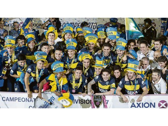 Los campeones. La foto para el recuerdo de todos los jugadores de Boca con la Copa del Torneo de Primera, su estrella 32 en certámenes locales y 66 contando las copas nacionales e internacionales.