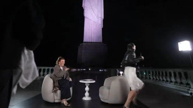 Rosalía fue sorprendida por una cucaracha gigante en una entrevista en Río de Janeiro.&nbsp;