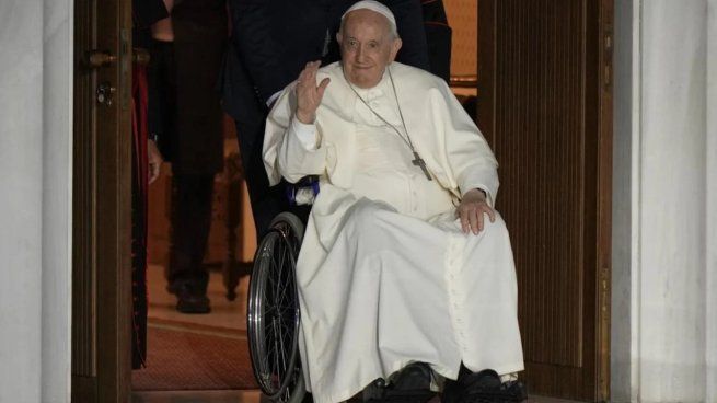 El papa Francisco fue diagnosticado con neumonía bilateral.