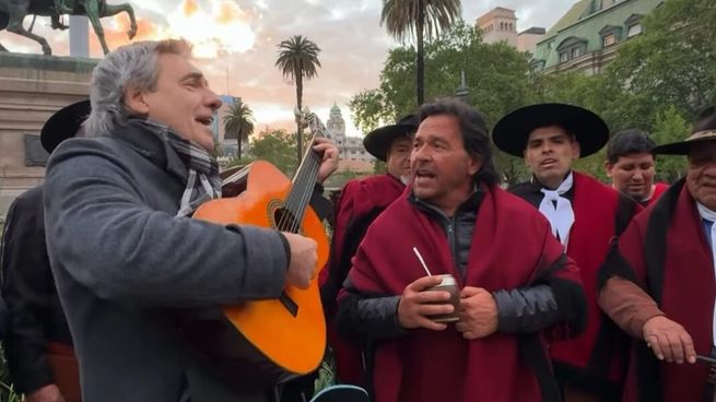 El día que Gustavo Sáenz cantó en la Plaza de Mayo por deudas de la Nación.