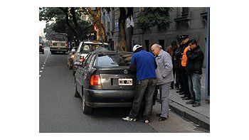 Personal de la Policia Federal hace peritajes en el auto en el que iban la hija de un jefe policial y su novio, que fueron asaltados en el barrio porteño de Caballito.