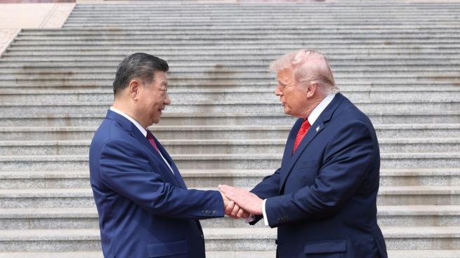 El apretón de manos entre Donald Trump y Xi Jinping dejó señales de tensión política y distancia diplomática.