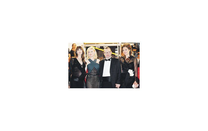 El danés Lars Von Trier en Cannes debió disculparse ayer por las declaraciones «en broma» en las que elogió a Hitler y se declaró nazi. La actriz Kirsten Dunst (a su izq.) se mostró tensa durante la reunión de prensa.
