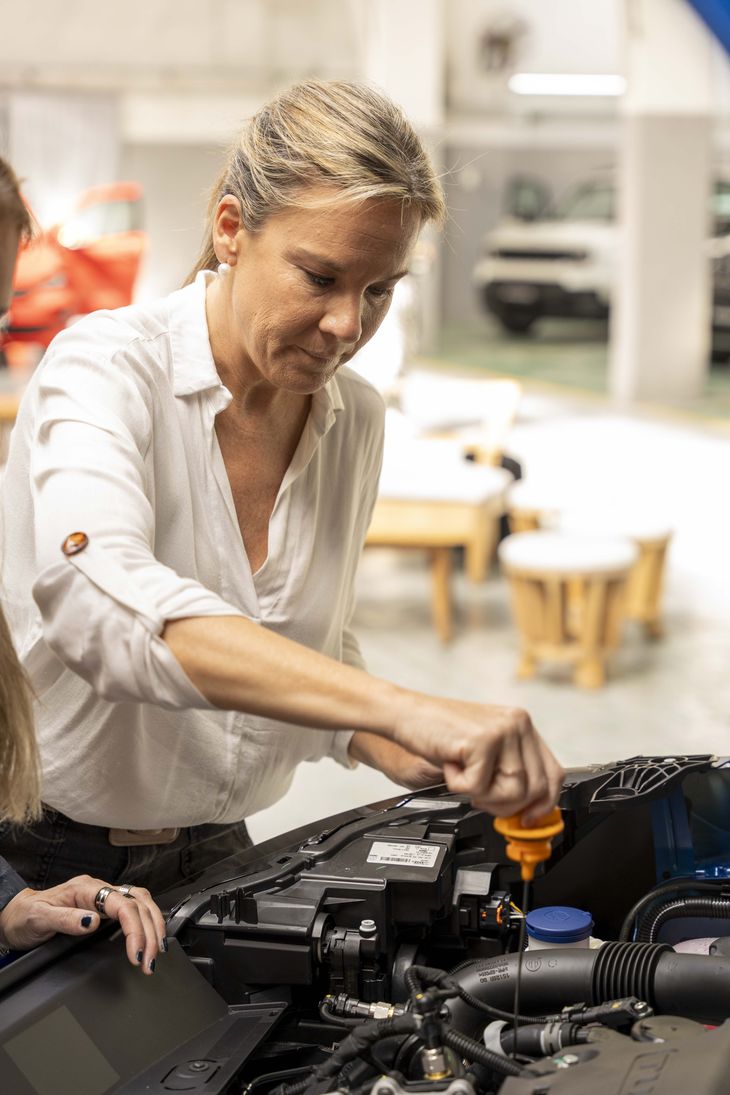 Soledad Bereciartua enseña a revisar los fluidos del vehículo. Soledad Bereciartua enseña a revisar los fluidos del vehículo.
