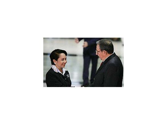 La presidenta de Filipinas Gloria Macapagal Arroyo, junto al presidente cubano, Raúl Castro.