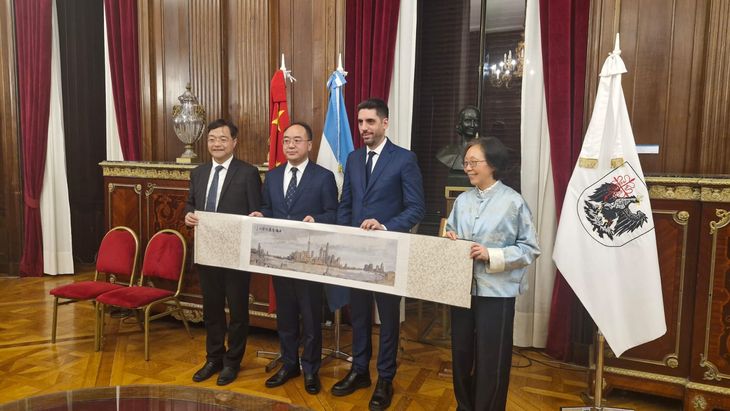 El ministro de Shagai, Tong, en la Legislatura porteña con Eugenio Casielles. El ministro de Shagai, Tong, en la Legislatura porteña con Eugenio Casielles.