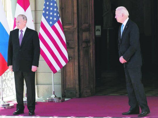 DESCONEXIÓN. En los momentos en los que posaron juntos para las cámaras, el presidente de EE.UU., Joe Biden, y el de Rusia, Valdímir Putin, se mostraron incómodos.