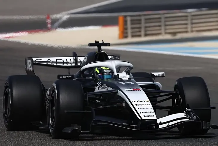 El Cadillac de Sergio Checo Pérez en acción en Bahréin. La escudería americana hará su debut en la Fórmula 1 en el GP de Australia este fin desemana, marcando el regreso del mexicano a la máxima categoría del automovilismo deportivo. El Cadillac de Sergio Checo Pérez en acción en Bahréin. La escudería americana hará su debut en la Fórmula 1 en el GP de Australia este fin desemana, marcando el regreso del mexicano a la máxima categoría del automovilismo deportivo.