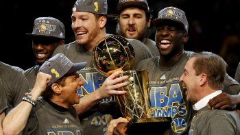 La NBA multa&nbsp;Draymond Green con 50.000 dólares por pedir la salida de Devin Booker de Phoenix Suns.