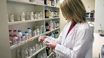 Allanan seis farmacias por vender medicamentos para uso humano a veterinarias