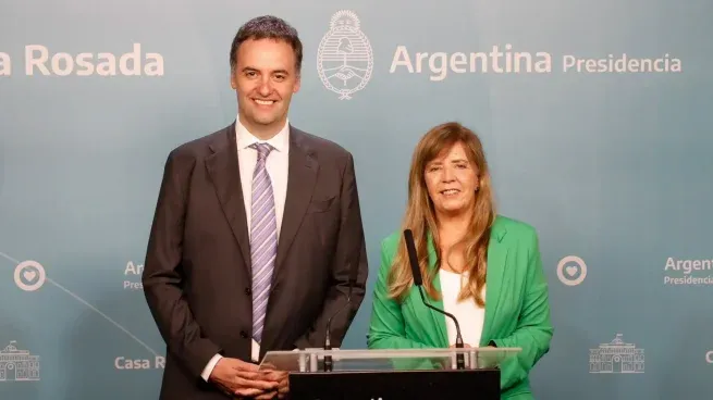 Manuel Adorni y Gabriela Cerrutti en la sala de conferencias de la Casa Rosada.&nbsp;
