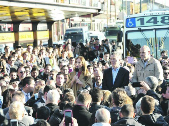 Metrobus. Vidal, Macri y Molina, ayer en la apertura del metrobus de avenida Calchaquí. Massa gana tiempo y se sube el precio frente al peronismo ante el acercamiento del oficialismo bonaerense.