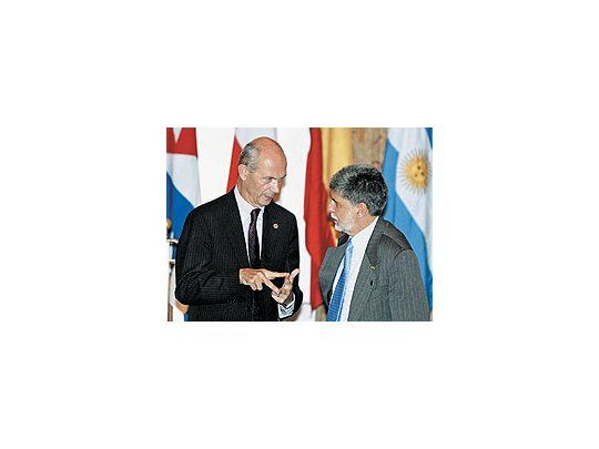 El titular de laOMC, PascalLamy, y elcancillerbrasileñoCelsoAmorim ayeren Rio. Dosfuncionariosclave para lareanudaciónde lasconversacionesen elmarco de laRonda deDoha.