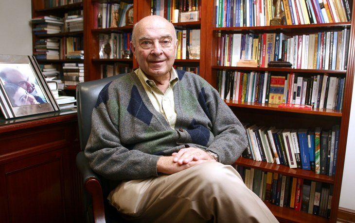 Domingo Cavallo volvió a criticar el cepo a empresas . Domingo Cavallo volvió a criticar el cepo a empresas .