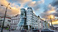 La Casa Danzante, con su silueta curvada junto al Moldava, se convirtió en uno de los íconos modernos de Praga pese a las críticas iniciales