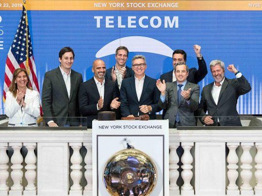Carlos Moltini, CEO de Telecom Argentina, Roberto Nobile, Subdirector General y Gabriel Blasi, CFO, junto a otros ejecutivos de la compa&ntilde;&iacute;a, encabezaron los actos de celebraci&oacute;n del vig&eacute;simo quinto aniversario del comienzo de la cotizaci&oacute;n burs&aacute;til de la compa&ntilde;&iacute;a en la Bolsa de Nueva York.
