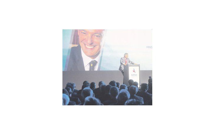 ámbito.com | A La Rural acudieron ayer más de 1.000 empresarios y banqueros. El ministro de Producción, Francisco Cabrera, firmó allí un memorando de entendimiento con la secretaria de Comercio de EE.UU., Penny Pritzker.