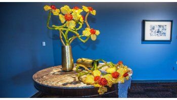 ámbito.com | La culpa es de las flores. El esplendor de un ramo realizado con cuentas de acrílico, del artista Román Vitali.