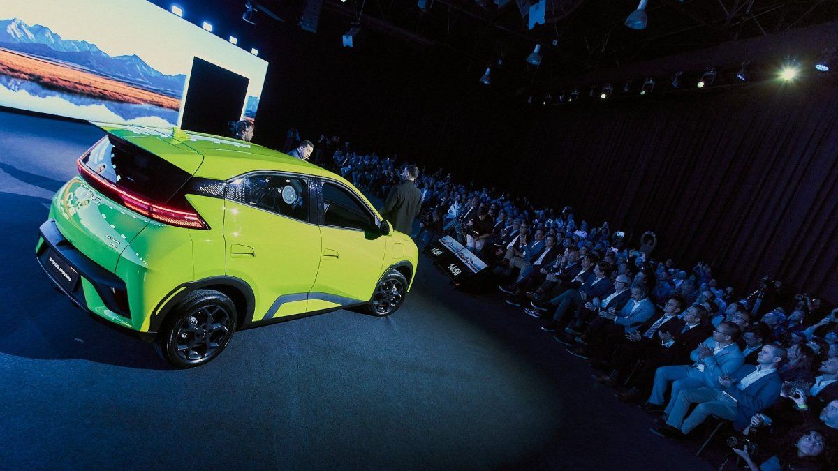 The Chinese automaker BYD begins operations in the country with six electric and hybrid models