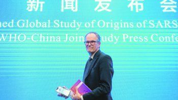 EXPECTATIVA. La conferencia que brindó Peter Ben Embarek, miembro de la comisión de la OMS que investiga el origen del covid-19 en China, concitó ayer la atención mundial.