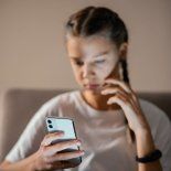 alarma en los colegios por fotos intimas modificadas con ia: como se acompana a una victima adolescente y las deudas para un abordaje integral
