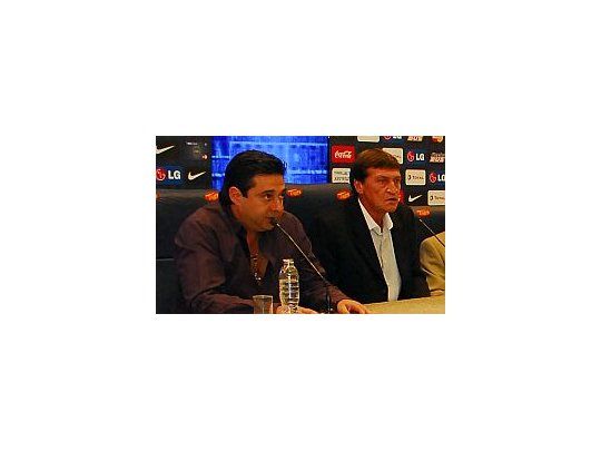 Falcioni firmó este mediodía su nuevo contrato.