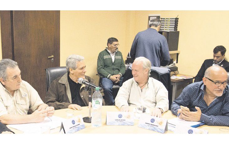 Distensión. Los triunviros Juan Carlos Schmid y Carlos Acuña dialogan con el adjunto Andrés Rodríguez y el panadero Abel Frutos. Los dirigentes confirmaron que se movilizarán el 18/11 con organizaciones sociales.