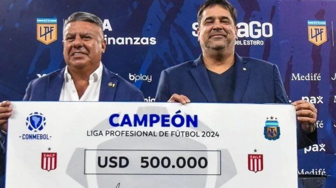 El Presidente de AFA, Claudio Chuiqui Tapia le entregó el cheque al vicepresidente de Estudiantes, Martín Gorostegui.