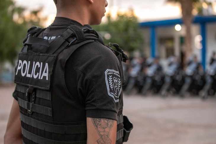 La policía investiga si se trata de un femicidio seguido de suicidio. La policía investiga si se trata de un femicidio seguido de suicidio.