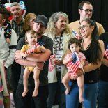 Un grupo de 59 afrikáners llegó a Washington DC en el primer vuelo autorizado por el programa de refugiados promovido por Donald Trump. Un grupo de 59 afrikáners llegó a Washington DC en el primer vuelo autorizado por el programa de refugiados promovido por Donald Trump.