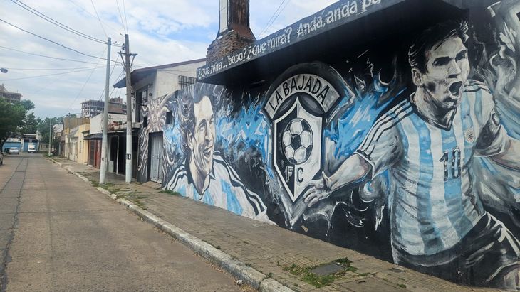 Pared con retratos de Lionel Messi en el frente del club La Bajada FC, uno de los puntos más fotografiados del circuito Pared con retratos de Lionel Messi en el frente del club La Bajada FC, uno de los puntos más fotografiados del circuito