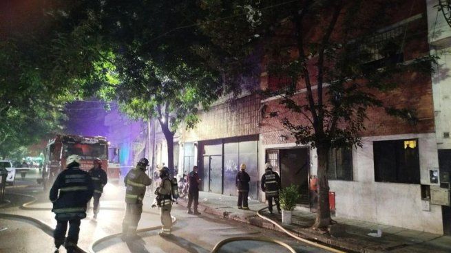 Bomberos asistieron a cuatro personas tras un incendio en un hotel de Constitución