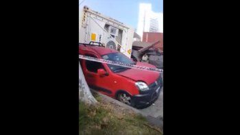 Un camión volcó y su carga cayó sobre dos autos estacionados en la zona del puerto porteño
