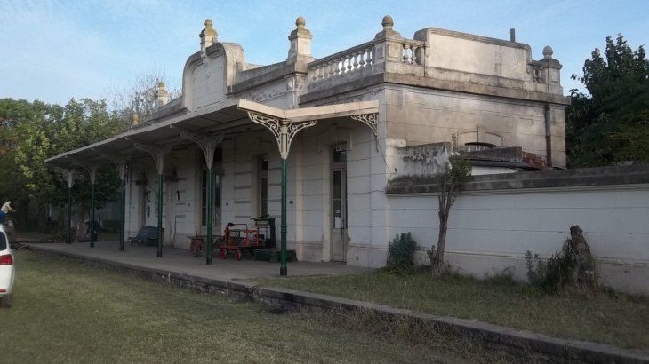 Como en la mayoría de los pueblos rurales, la estación de tren es sumamente importante. Como en la mayoría de los pueblos rurales, la estación de tren es sumamente importante.