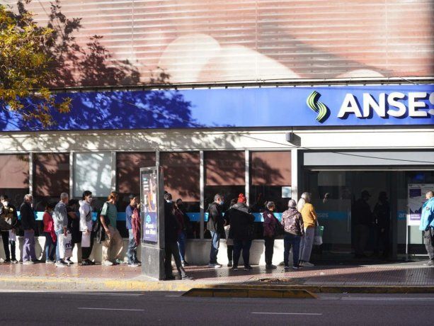 La ANSES comienza a pagar los haberes jubilatorios de julio junto con un bono de $17.000 para quienes perciban la mínima.