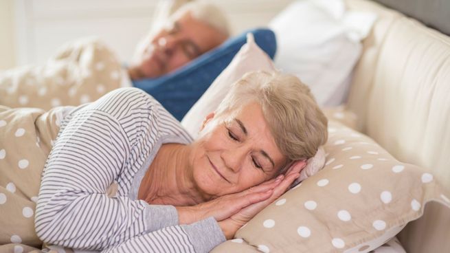 Dormir con a luz prendida no es muy bueno para el cerebro.