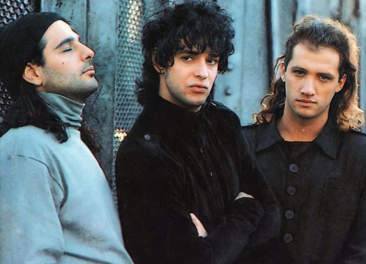 De música ligera estuvo a punto de quedar fuera del disco: Cerati consideraba la canción demasiado simple. Luego, la canción se convertiría en la elegida para cerrar su gira de 2007.