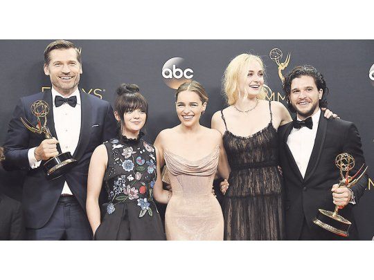 Ganadores. Parte del elenco con dos de sus doce estatuillas.