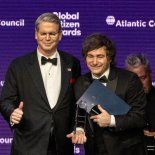 El secretario del Tesoro de los Estados Unidos, Scott Bessent, entregó un premio al presidente Javier Milei, en la ceremonia de los Premios Global Citizen, en septiembre de 2025. El secretario del Tesoro de los Estados Unidos, Scott Bessent, entregó un premio al presidente Javier Milei, en la ceremonia de los Premios Global Citizen, en septiembre de 2025.