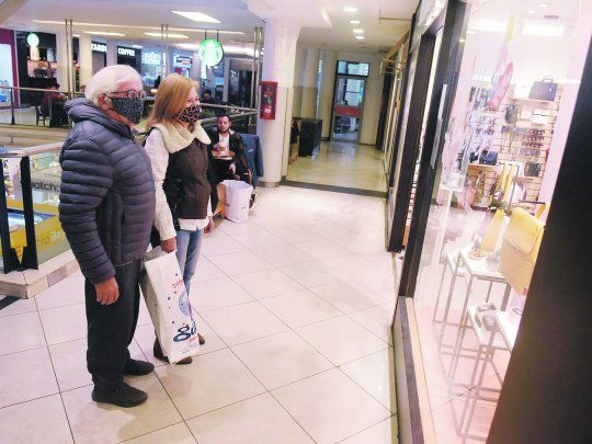 Funcionamiento. Con aforo reducido, toma de temperatura y estrictos protocolos de higiene funcionan hoy los centros comerciales.&nbsp;