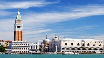 Venecia ve su vida marina recuperarse poco a poco debido a la ausencia de barcos en sus canales por el coronavirus.
