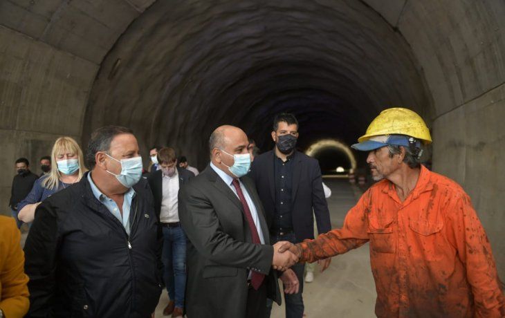 Juan Manzur viajó a La Rioja para supervisar obras viales y de viviendas.
