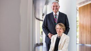 Su ascenso en Wall Street se apoyó en una lógica clara: comprar, fusionar y escalar hasta manejar cifras de millones de dólares. Su ascenso en Wall Street se apoyó en una lógica clara: comprar, fusionar y escalar hasta manejar cifras de millones de dólares.