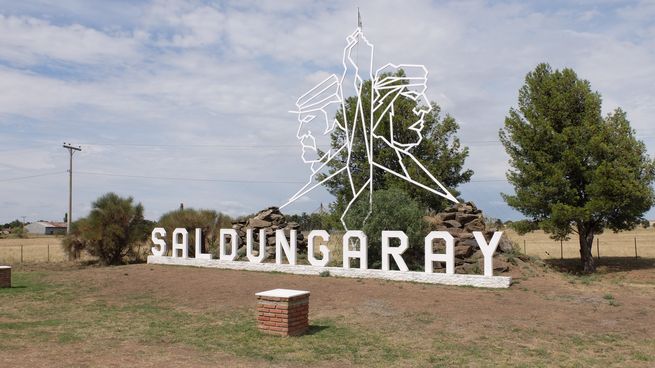 Saldungaray fusiona el legado histórico con paisajes serranos y propuestas gourmet, consolidándose como un nuevo polo de turismo en Buenos Aires.