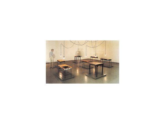 «Mesas de trabajo y reflexión», instalación que Víctor Grippo presentó en la Bienal de La Habana, 1994,exaltación de los elementos cotidianos y homenaje a los oficios manuales.