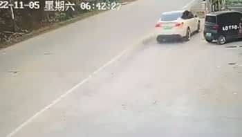 El momento en que el vehículo Tesla pierde el control y mata a dos personas.&nbsp;