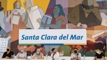 escenario. El gobernador encabezó ayer una nueva reunión con alcaldes de los municipios de la costa atlántica. Garantizó voluntad de que la temporada siga, pero advirtió por el aumento de casos.