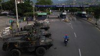 Militares colombianos custodian uno de los principales pasos fronterizos con Venezuela tras la escalada de tensión regional.
