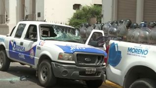 Vecinos atacaron la municipalidad de Moreno por el asesinato de un repartidor.